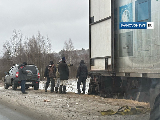 В Палехском районе из-за деформации асфальта опрокинулся МАЗ
